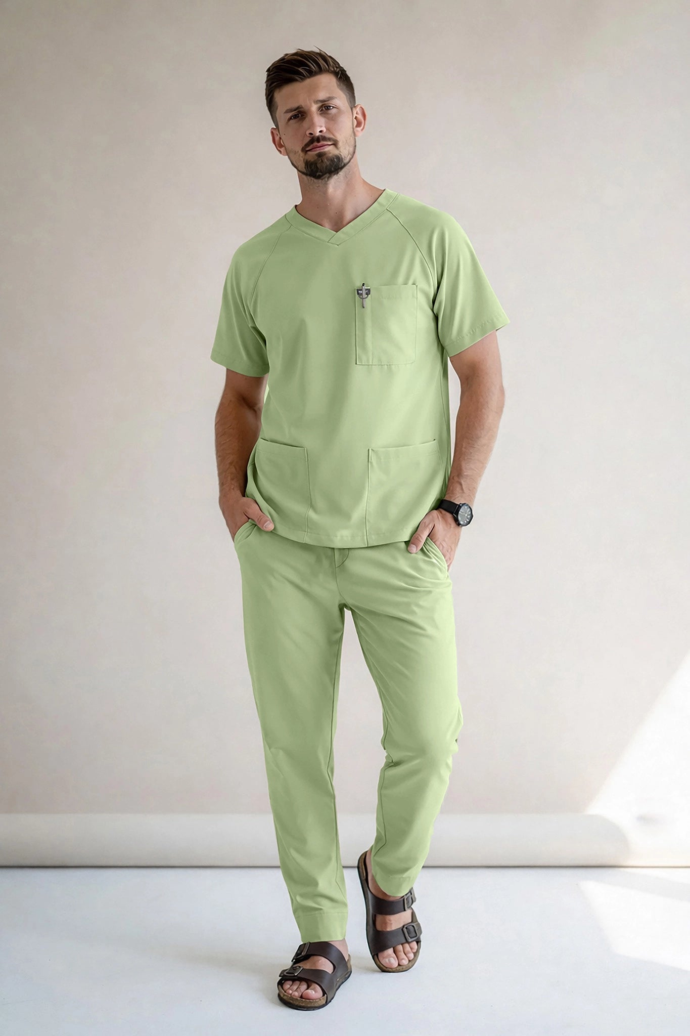 Model w pistacjowym komplecie medycznym KARDO