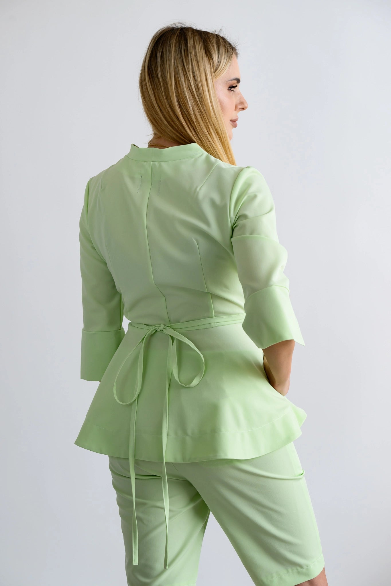 tył tuniki medycznej wiązanej