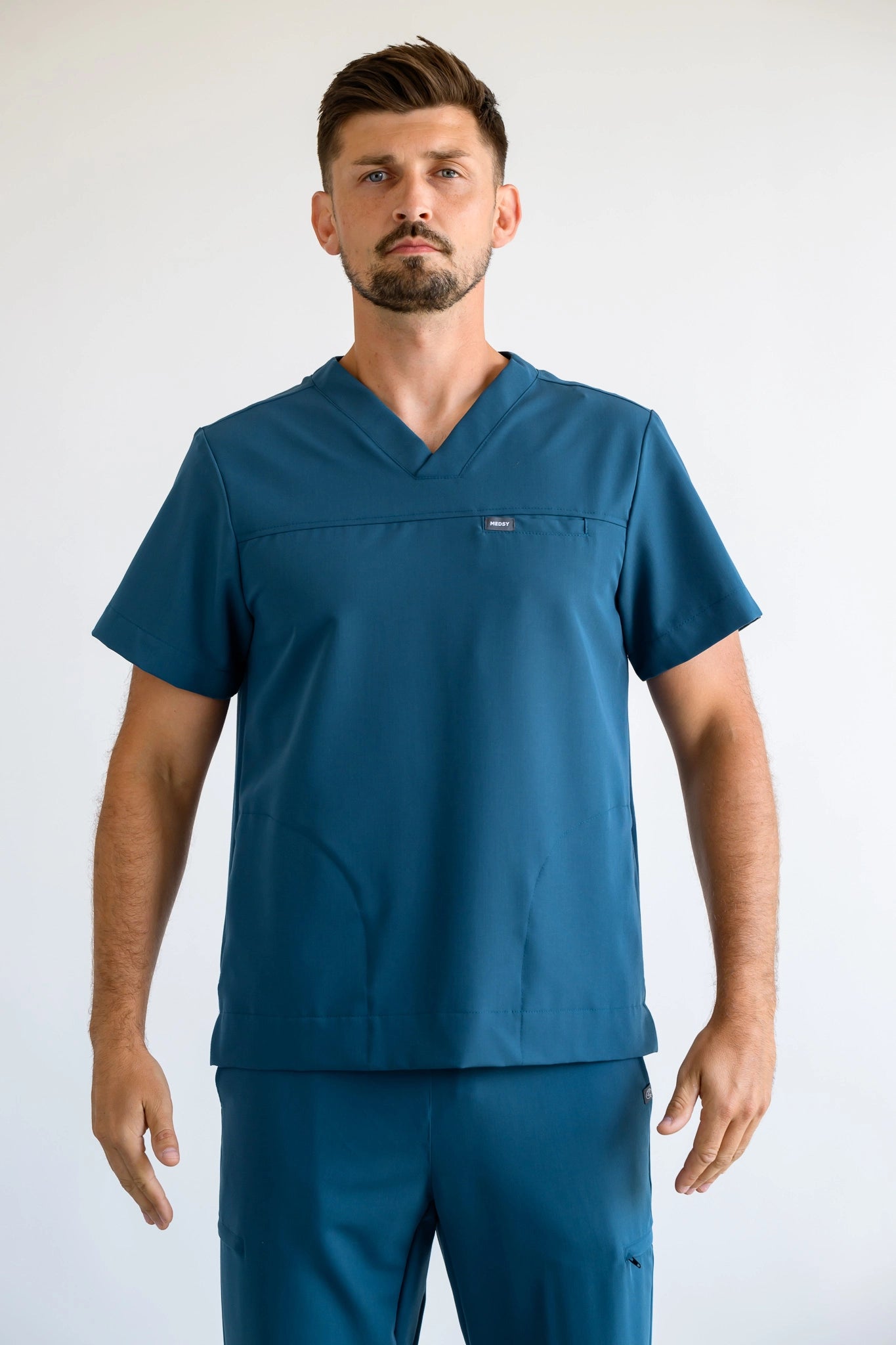 bluza medyczna męska z dekoltem w serek w kolorze morskim