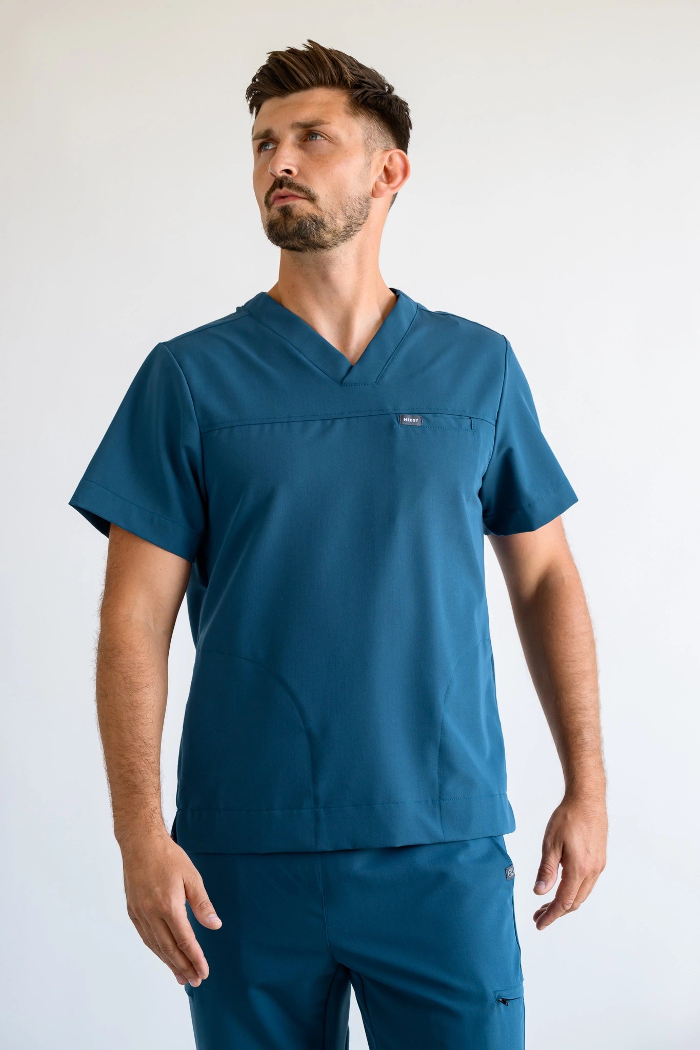 bluza medyczna męska z dekoltem w serek w kolorze niebieskim