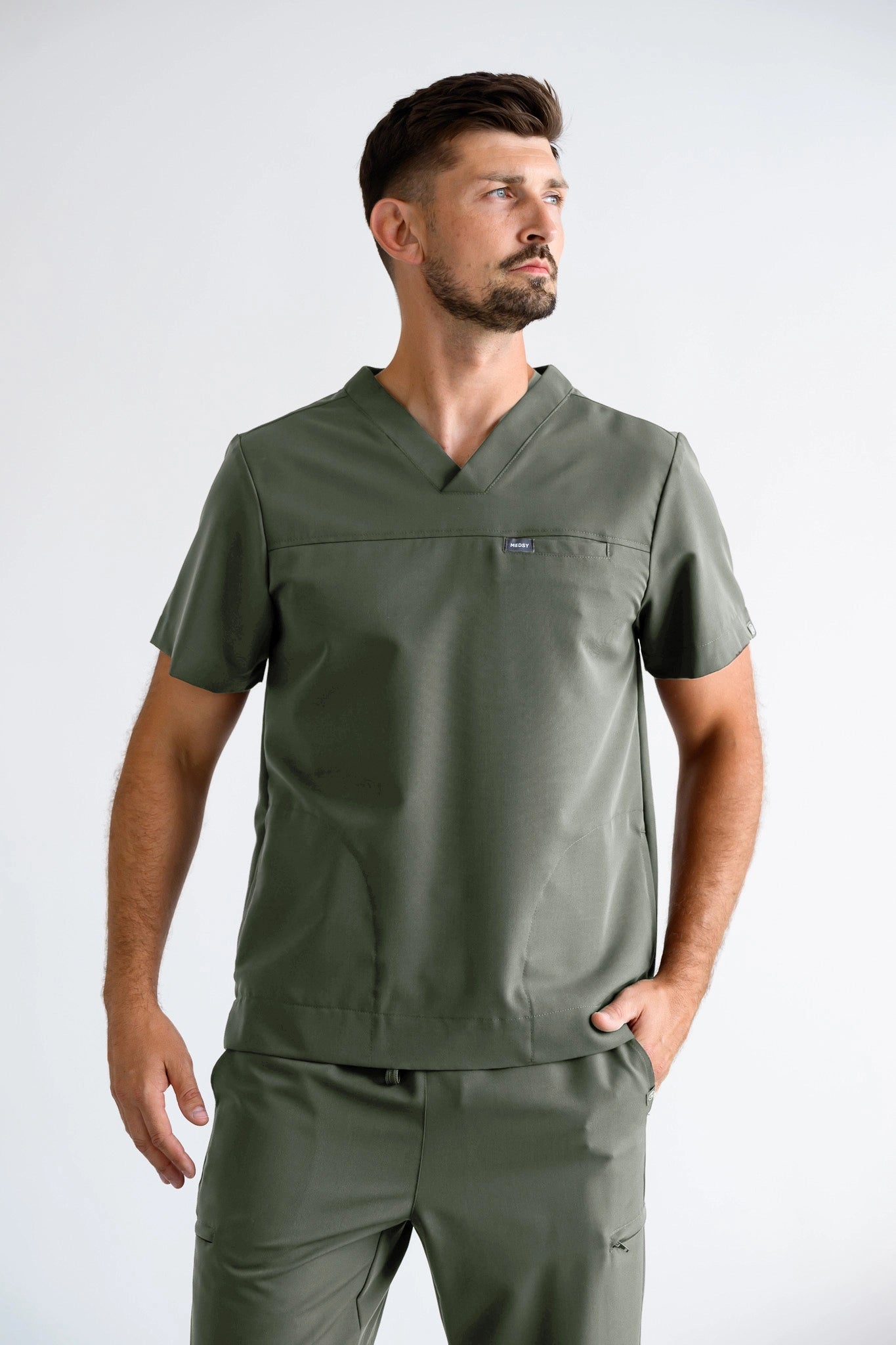 bluza medyczna męska z dekoltem w serek w kolorze khaki