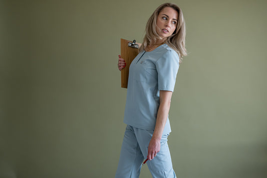 lekarz ubrany w błękitny miętowy scrubs, bluzka i spodnie medyczne które są wygodne