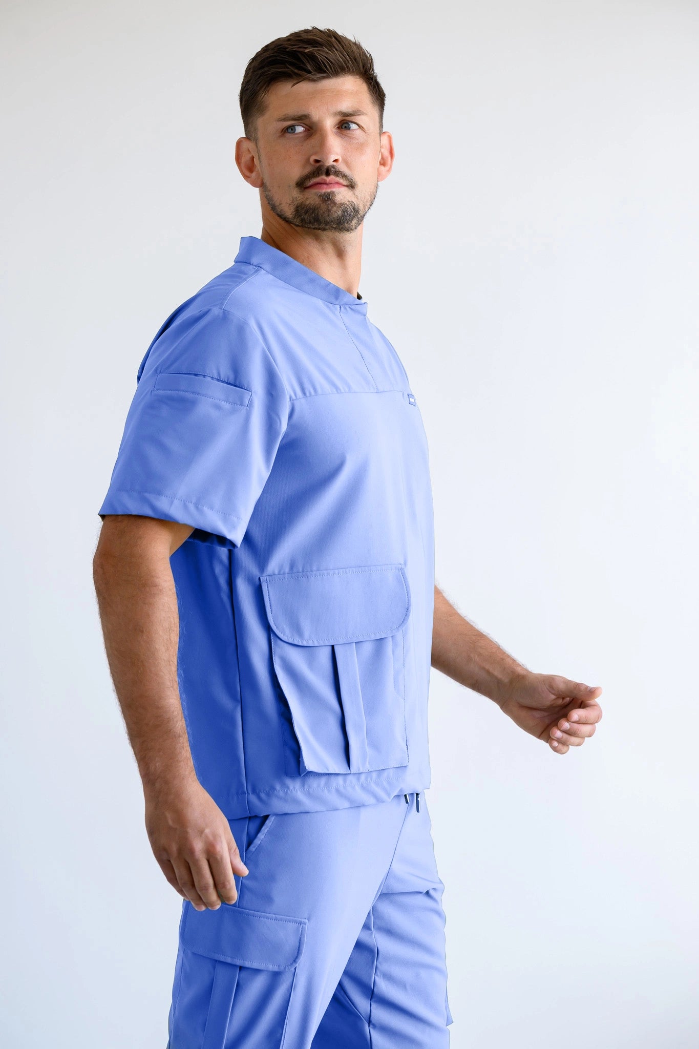 bluza męska medyczna w kolorze niebieskim z kieszenią cargo