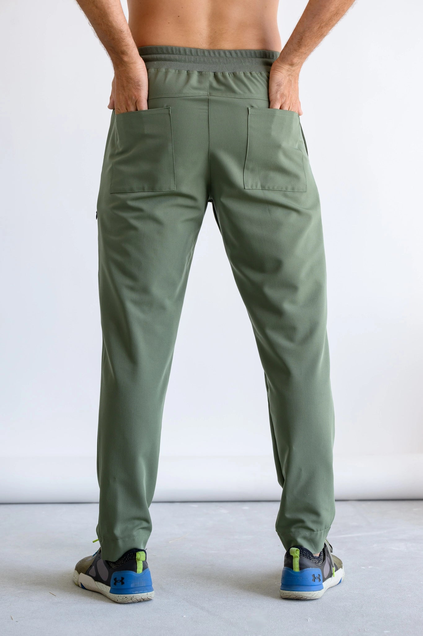 tył spodni medycznych w kolorze khaki