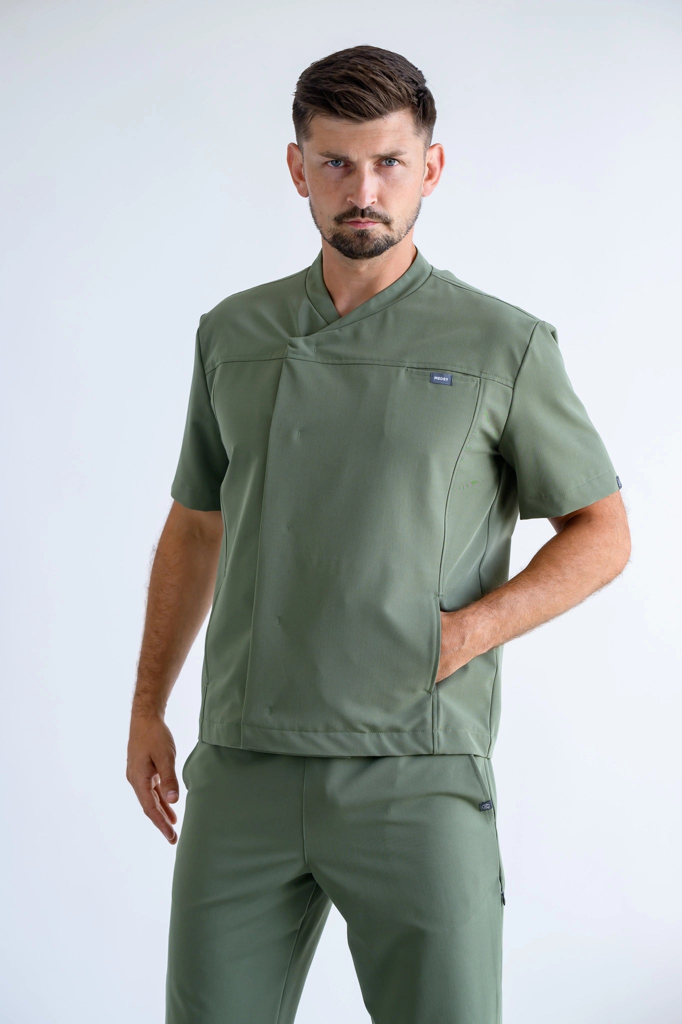 bluza medyczna rozpinana napy kolor oliwkowy