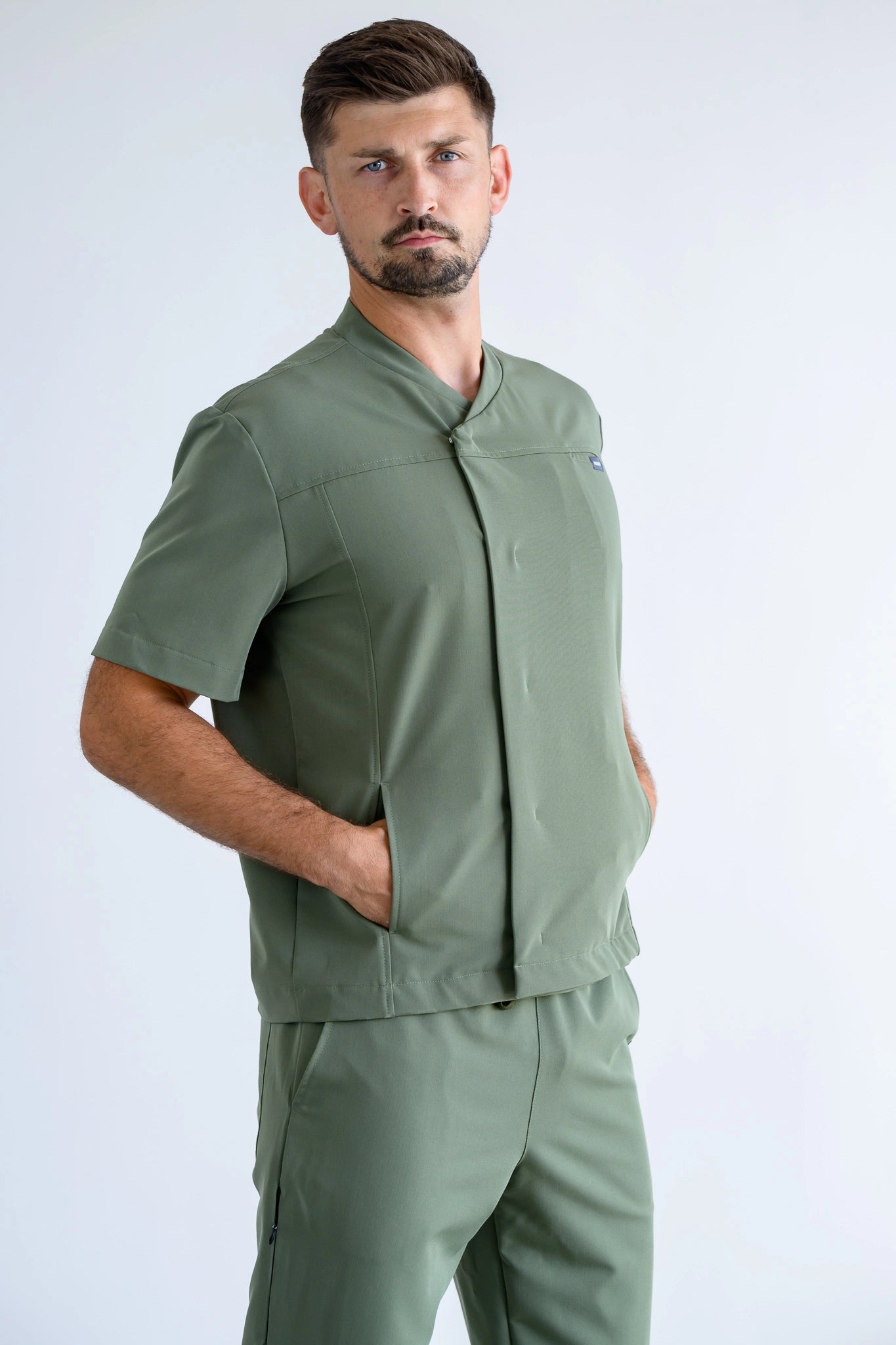 bluza medyczna męska rozpnana w kolorze khaki