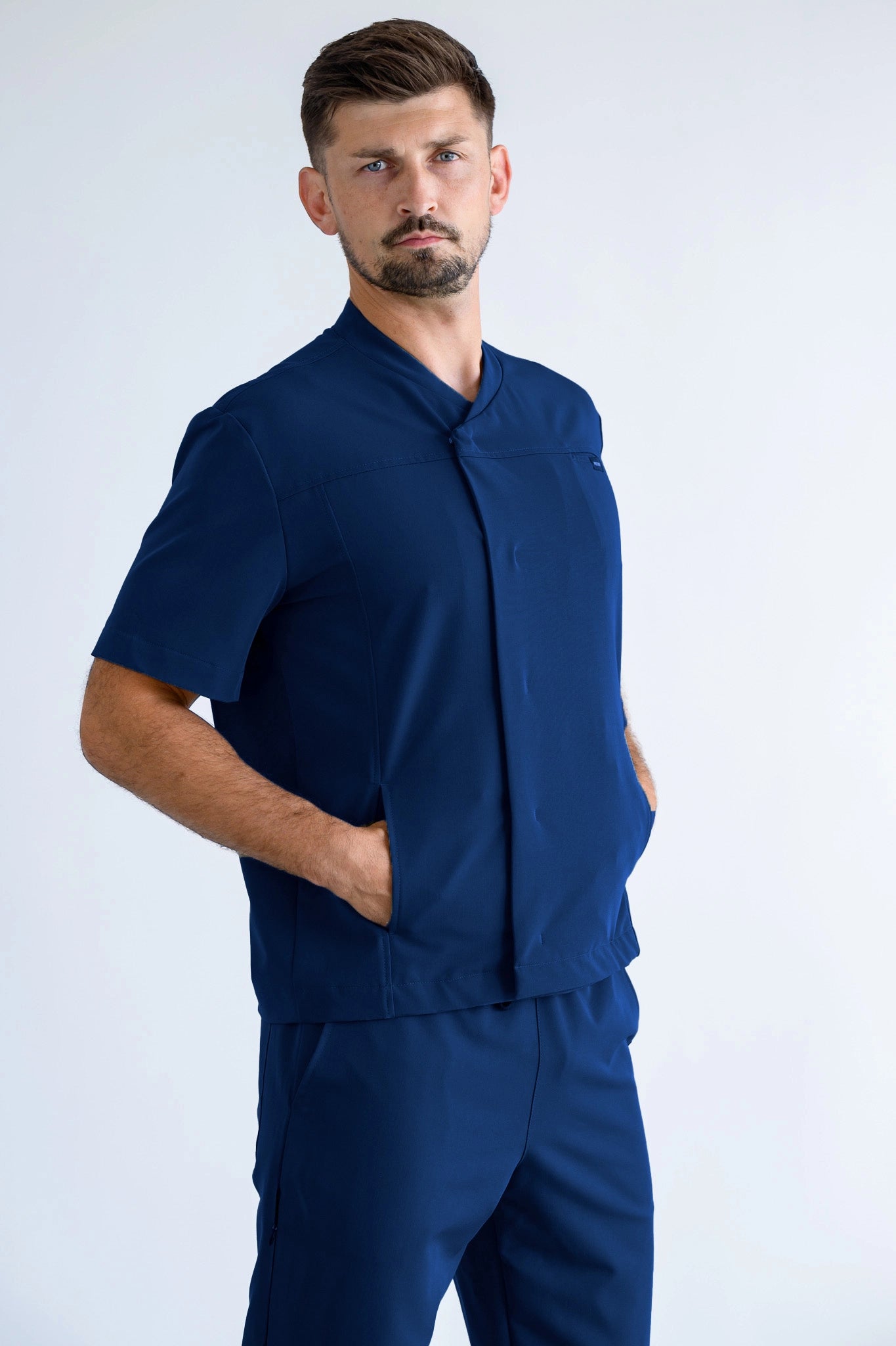 bluza medyczna męska w kolorze granatowym rozpinana