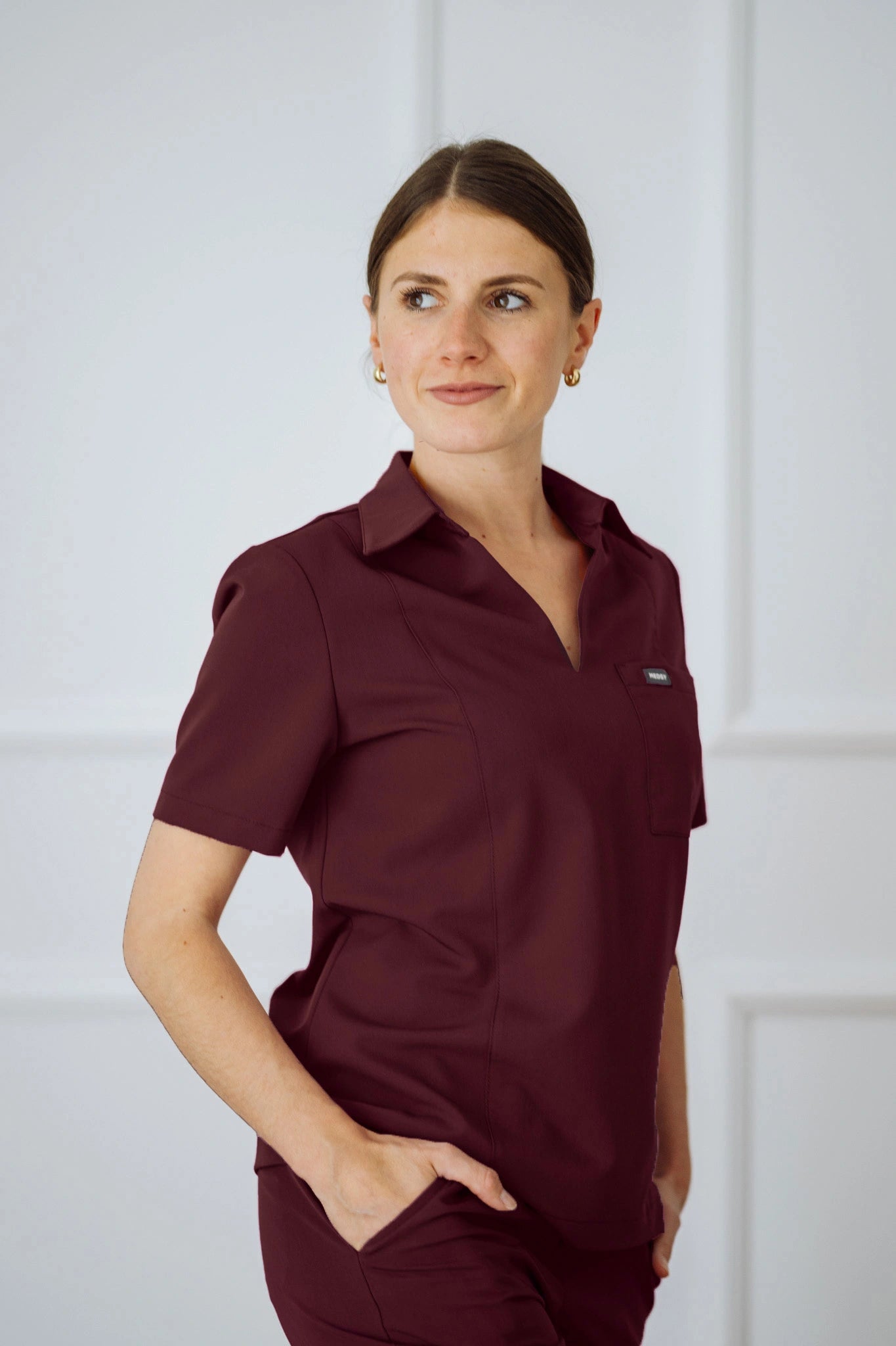 Bluzka medyczna polo NICEA w bordowym odcieniu sangria