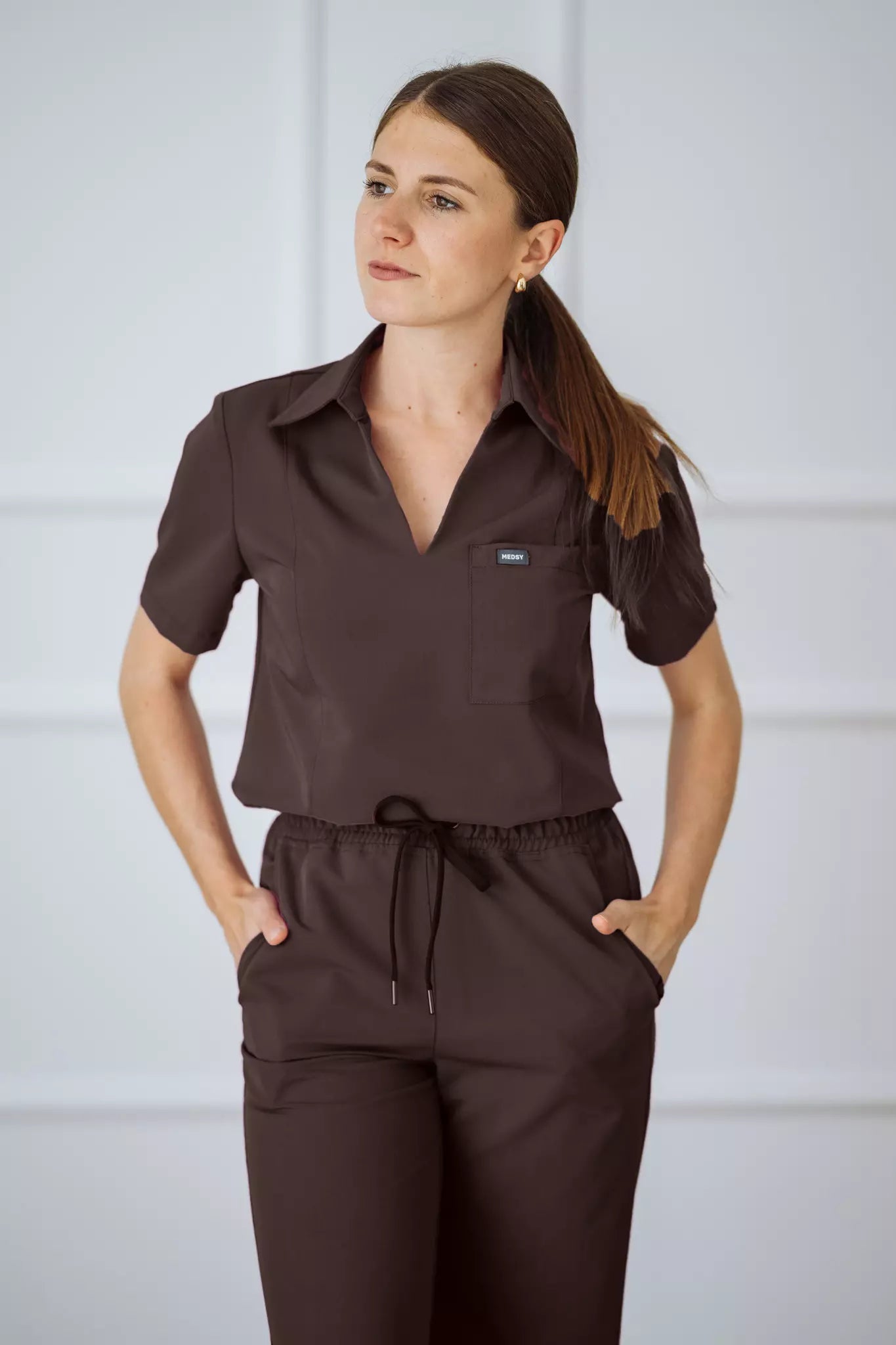 Brązowa bluzka medyczna polo NICEA w odcieniu walnut