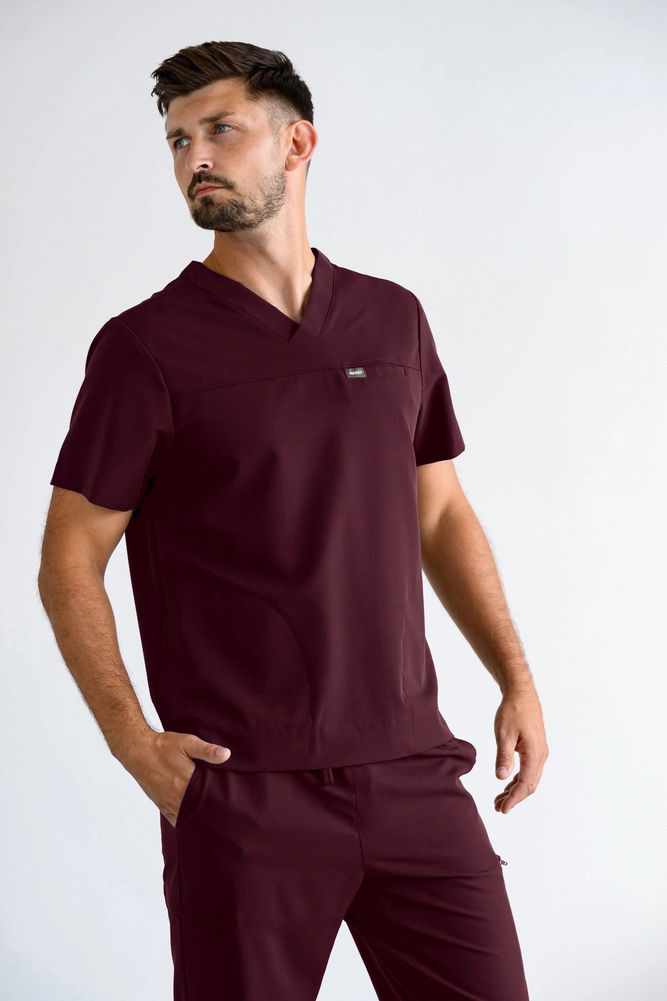 Bluza medyczna męska REGAL w kolorze sangria z dekoltem w serek