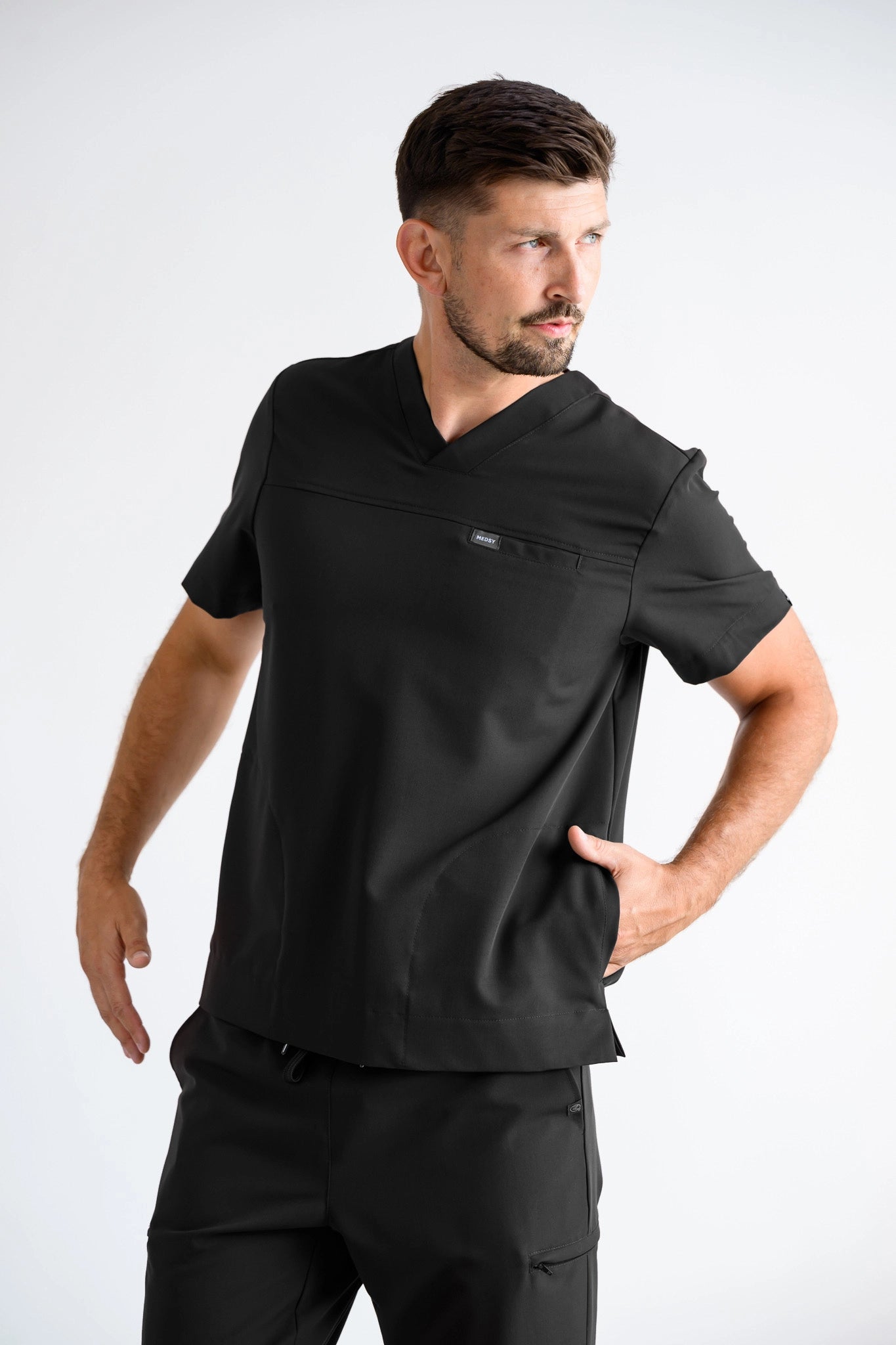 bluza medyczna męska z dekoltem w serek w kolorze czarnym