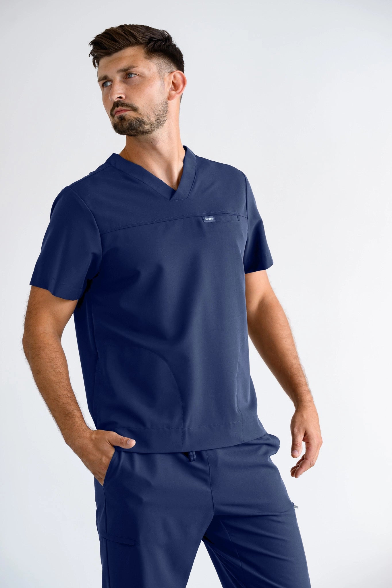 bluza medyczna męska z dekoltem w serek w kolorze granatowym