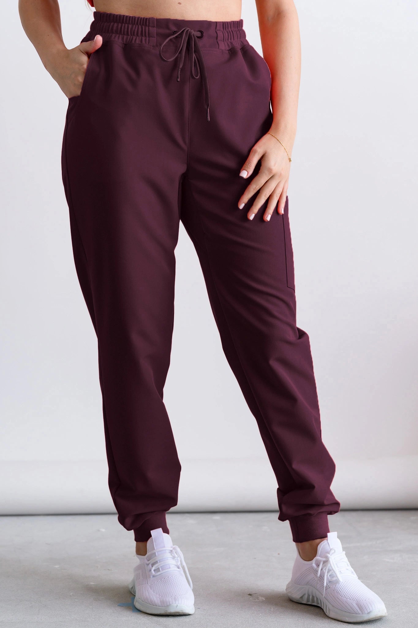 Joggery medyczne damskie ALURA w kolorze sangria ze ściągaczami i troczkiem