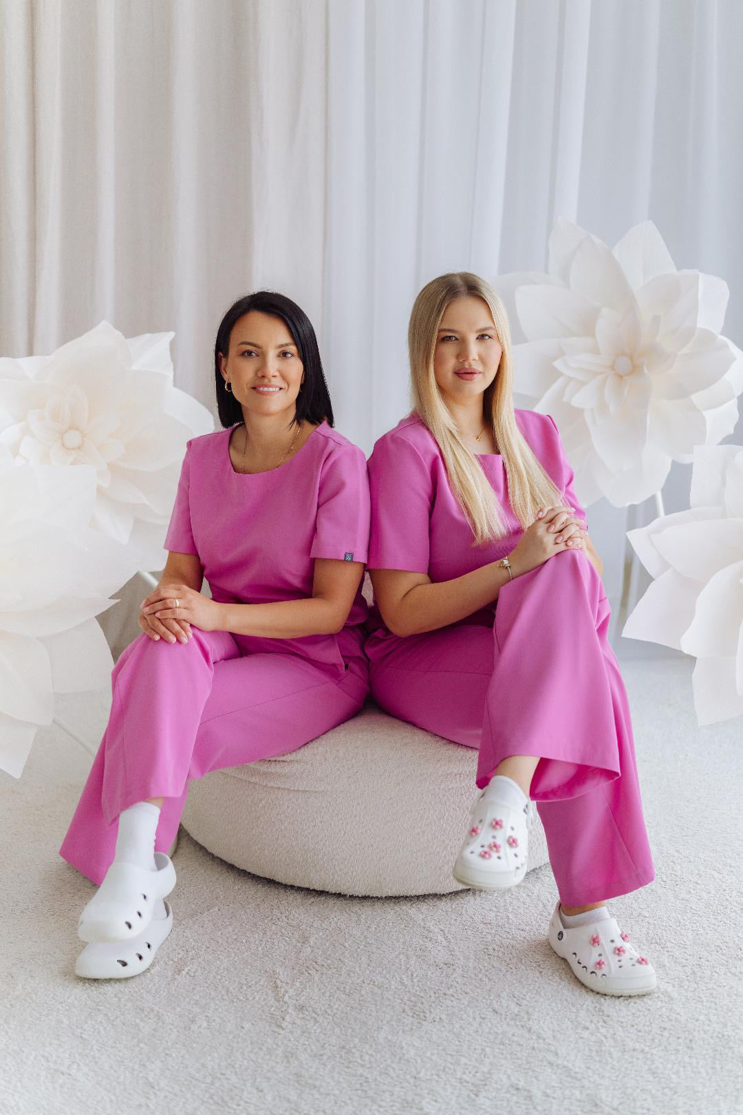 Dwie modelki w różowych kompletach SYDNEY z szerokimi spodniami