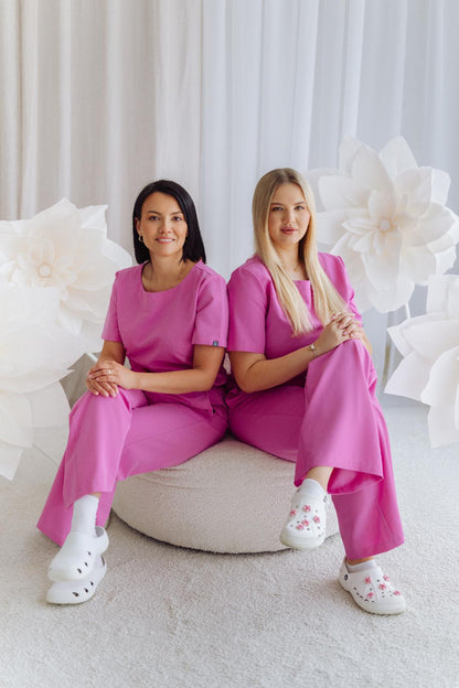 Dwie modelki w różowych kompletach SYDNEY z szerokimi spodniami